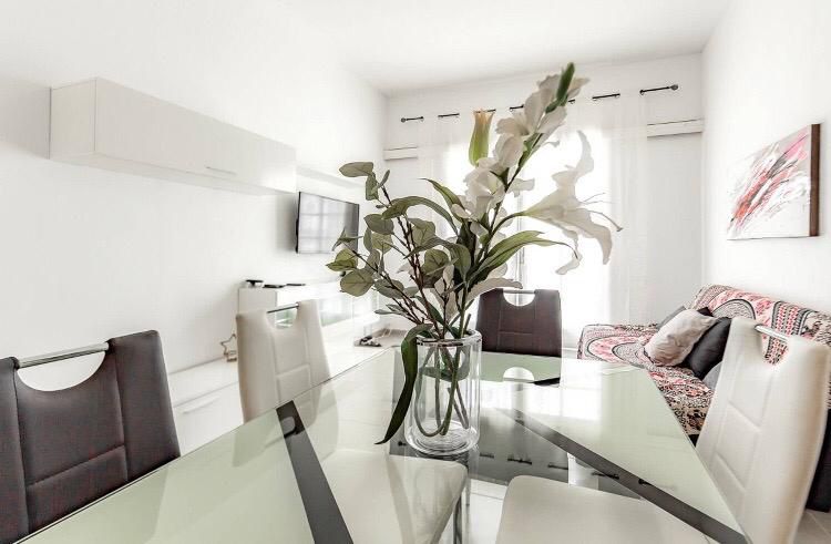 Stylish Apartment with Pool Las Américas Altamar Spacious living room with flat-screen TV 