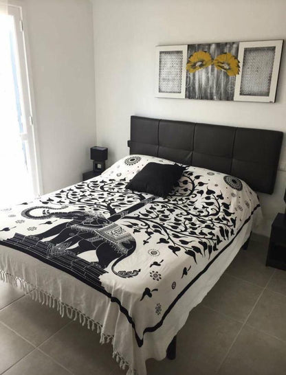Stylish Apartment with Pool Las Americas Altamar queen-size bed on bedroom 2