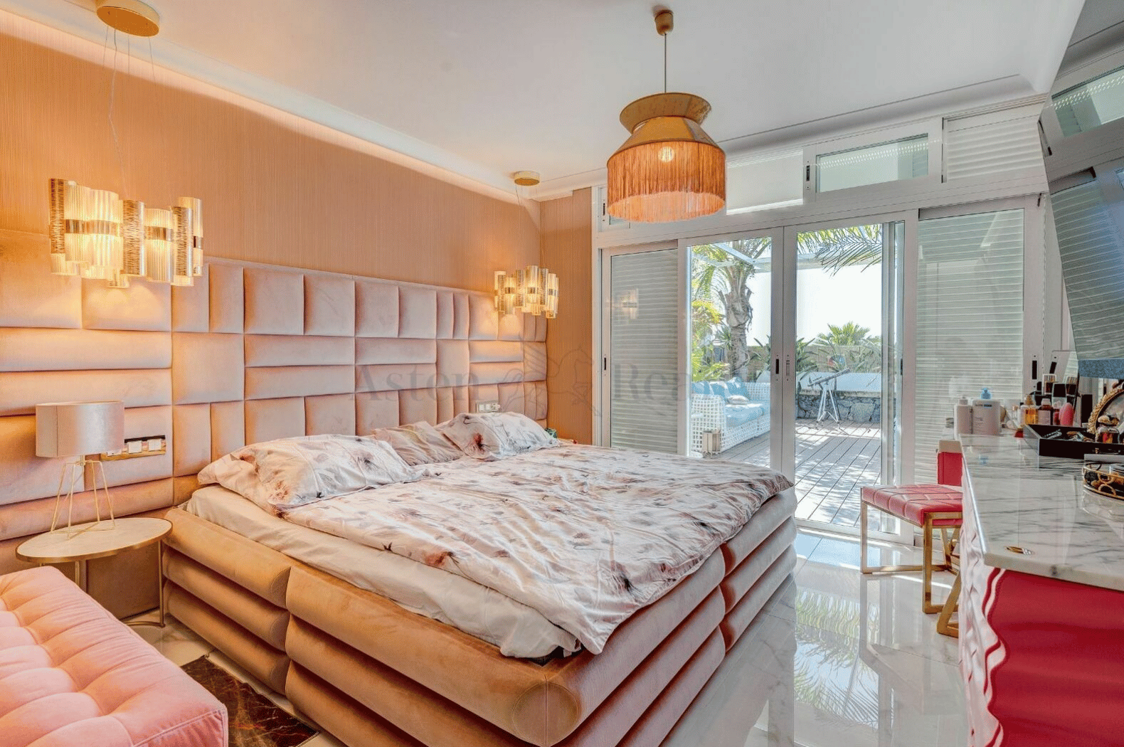 Torviscas_Alto_Luxury_4_bedroom_villa_tenerife_queen-size_bed_breathtaking_pink_large_flat-screen_tv_stylish