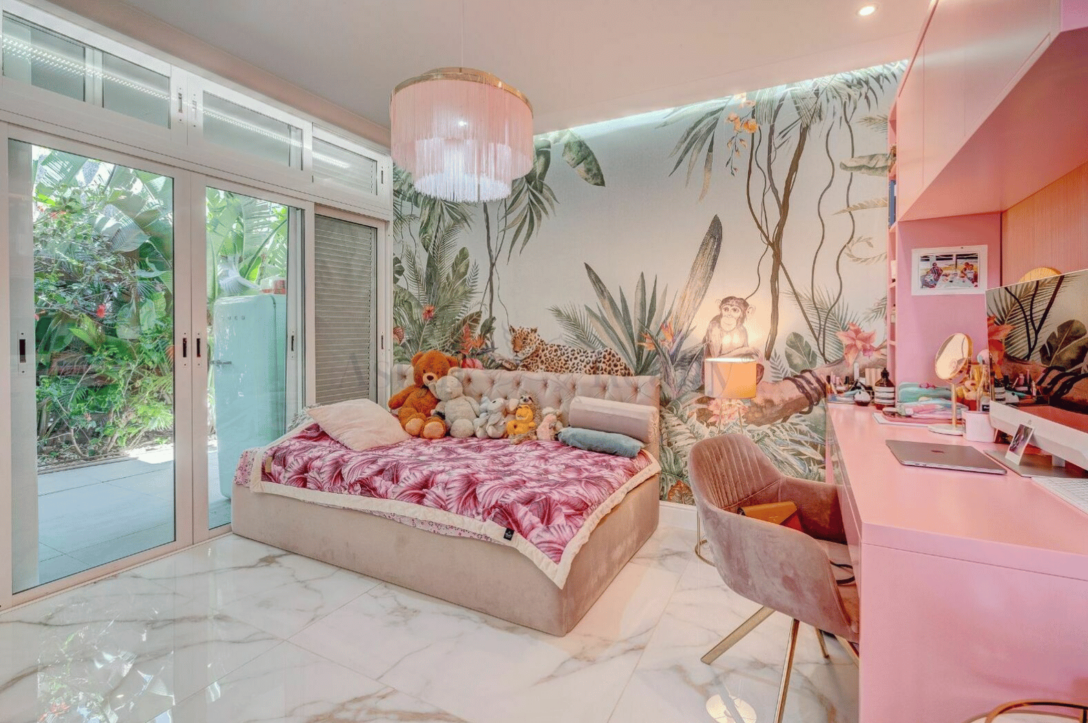 Torviscas_Alto_Luxury_4_bedroom_villa_tenerife_second_bedroom_pink_breathtaking_chandelier