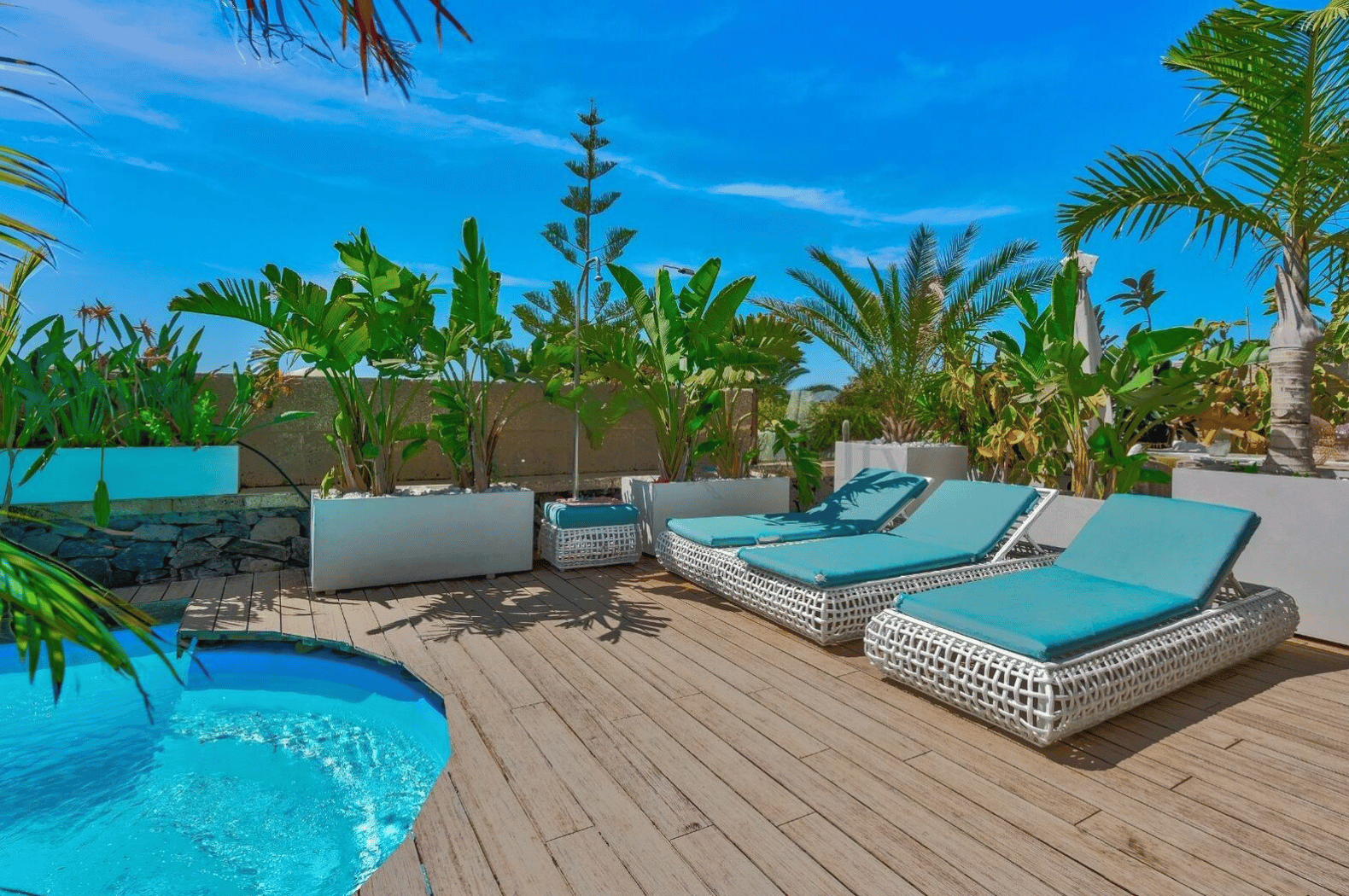 Torviscas_Alto_Luxury_4_bedroom_villa_tenerife_sunbeds_pool_garden_private