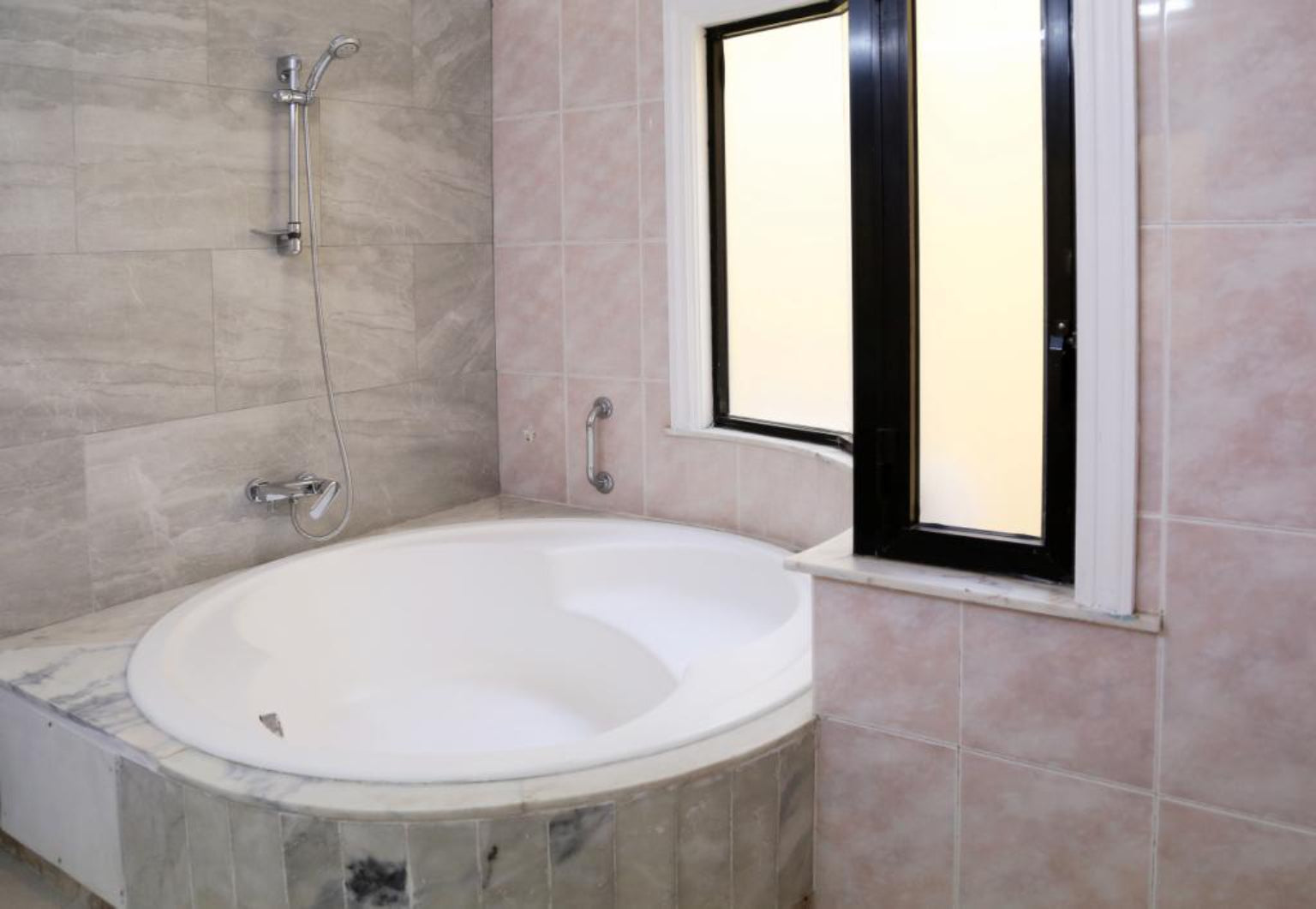 Torviscas_Fantastic_Apartment_with_Pool_and_Private_terrace_shower_bath_tub